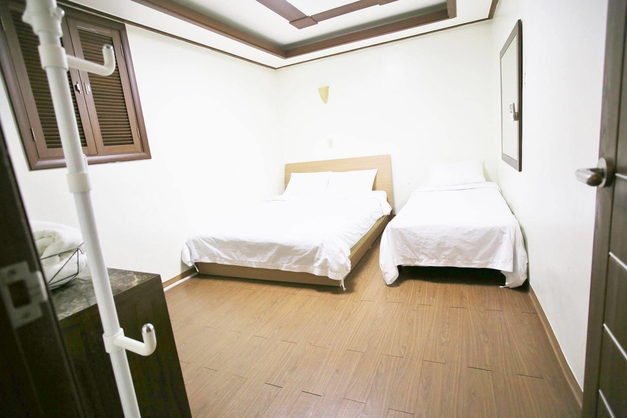 Sinchon Sisters Hostel Séoul Extérieur photo