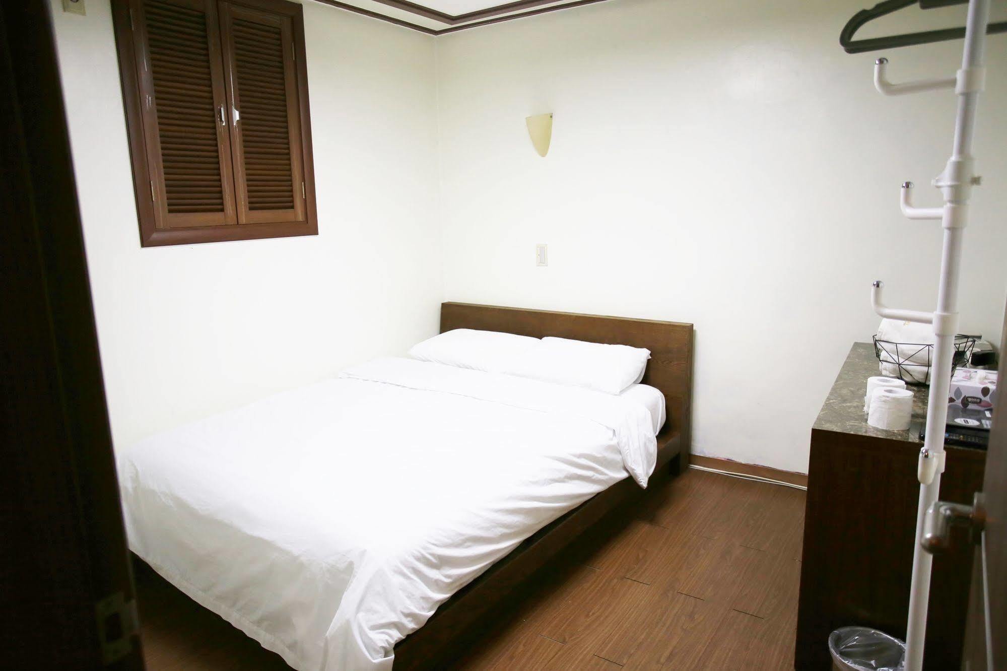 Sinchon Sisters Hostel Séoul Extérieur photo