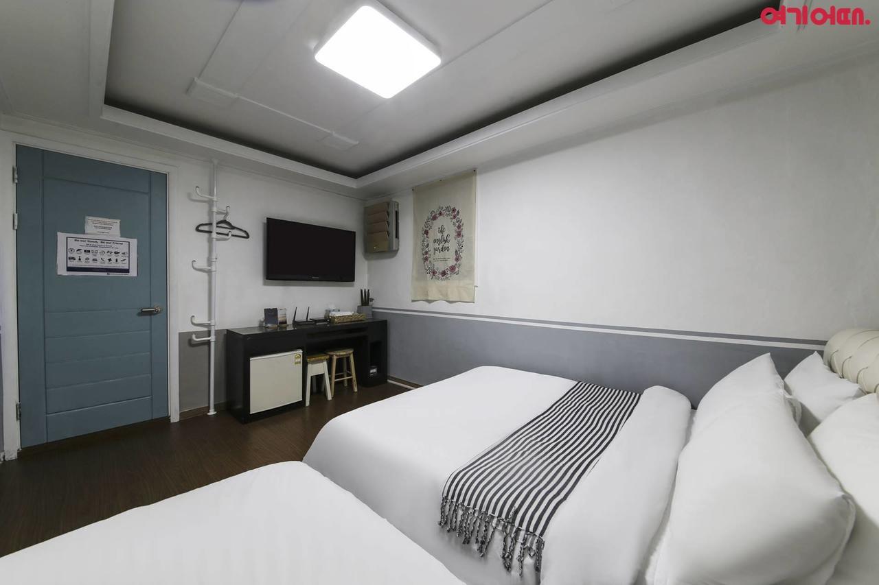 Sinchon Sisters Hostel Séoul Extérieur photo